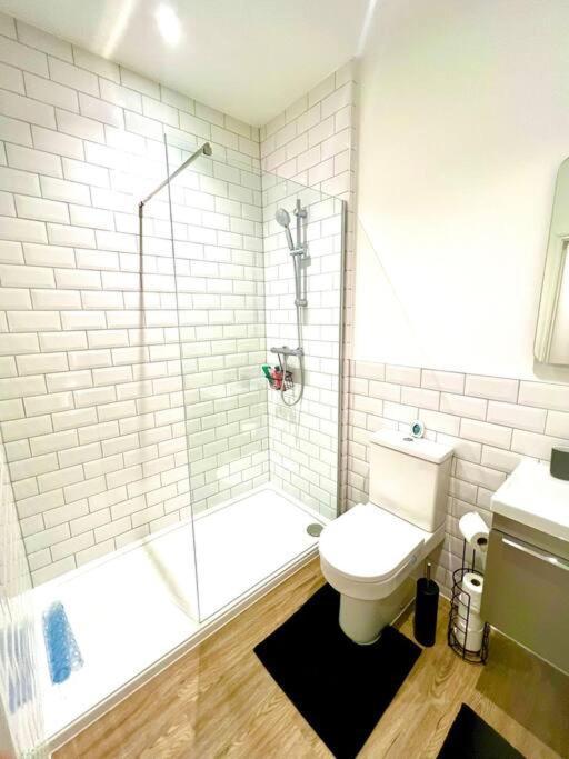 Brand New Apt - Beach Breeze Spacious 1-Bedroom Apartment With Parking - Sleeps 4 Ppl- Internet Bournemouth Exterior photo