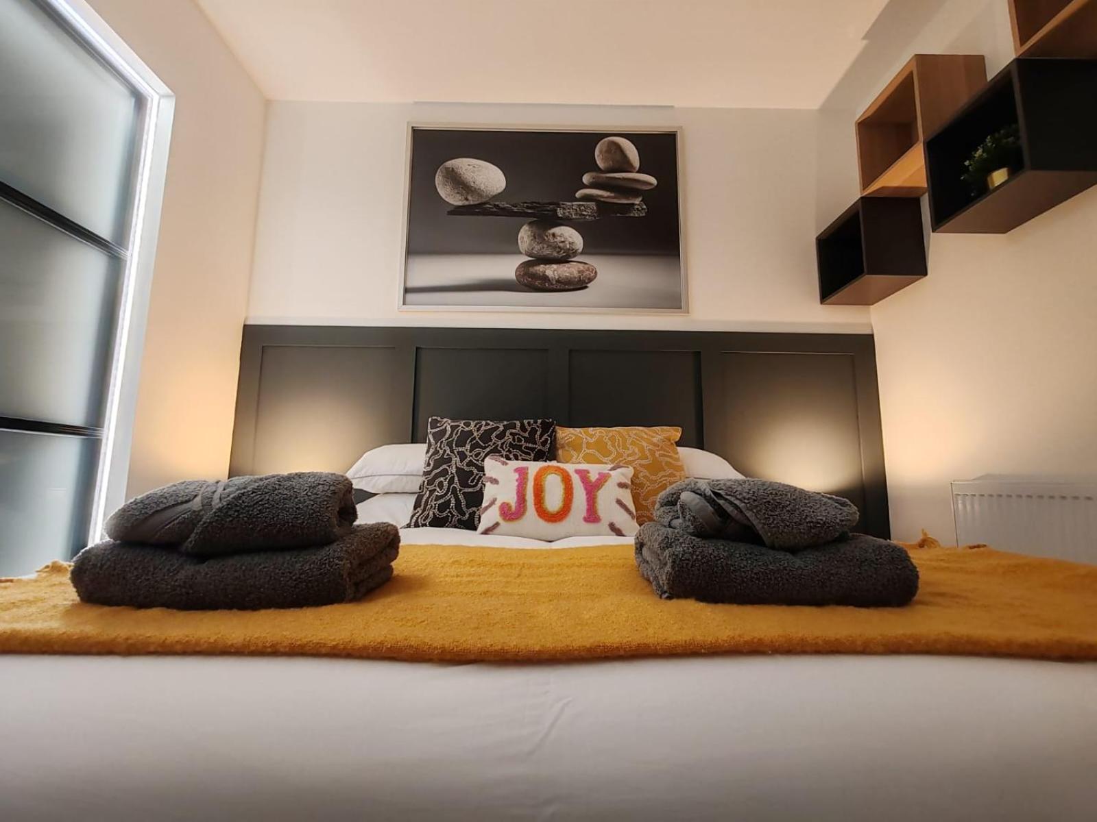 Brand New Apt - Beach Breeze Spacious 1-Bedroom Apartment With Parking - Sleeps 4 Ppl- Internet Bournemouth Exterior photo