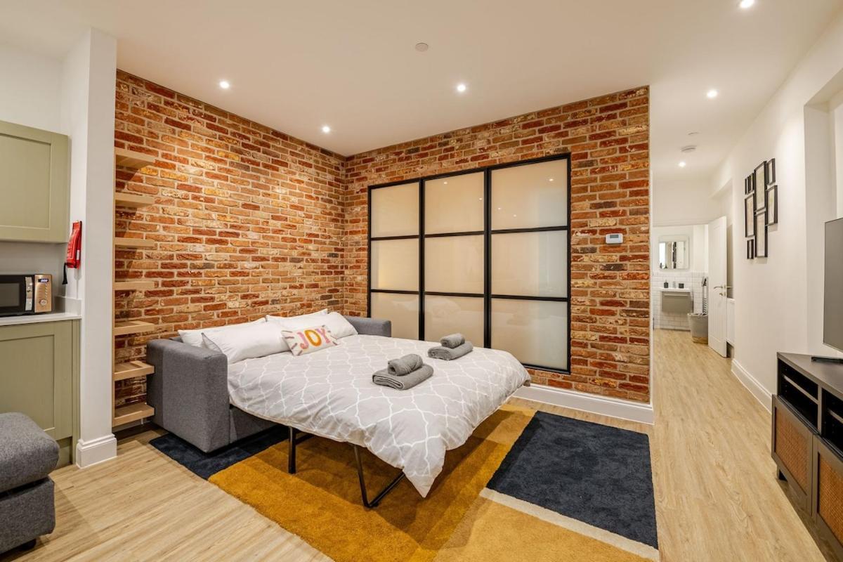 Brand New Apt - Beach Breeze Spacious 1-Bedroom Apartment With Parking - Sleeps 4 Ppl- Internet Bournemouth Exterior photo