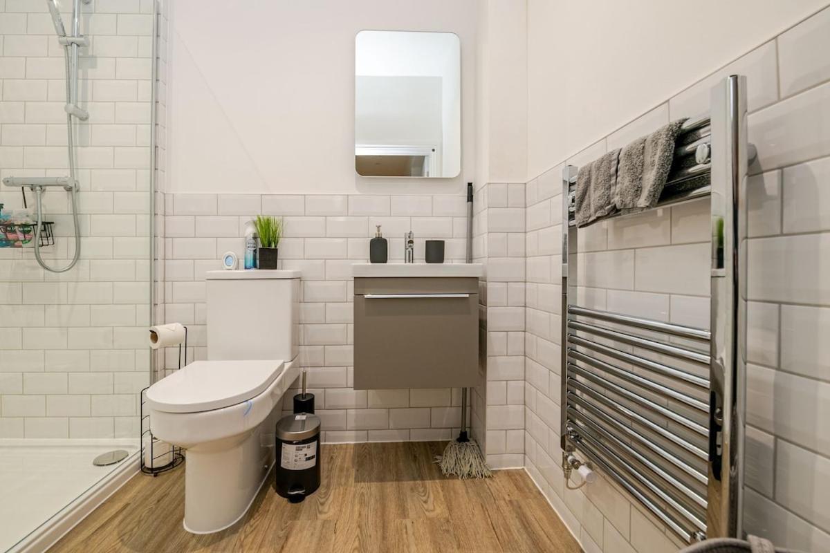 Brand New Apt - Beach Breeze Spacious 1-Bedroom Apartment With Parking - Sleeps 4 Ppl- Internet Bournemouth Exterior photo