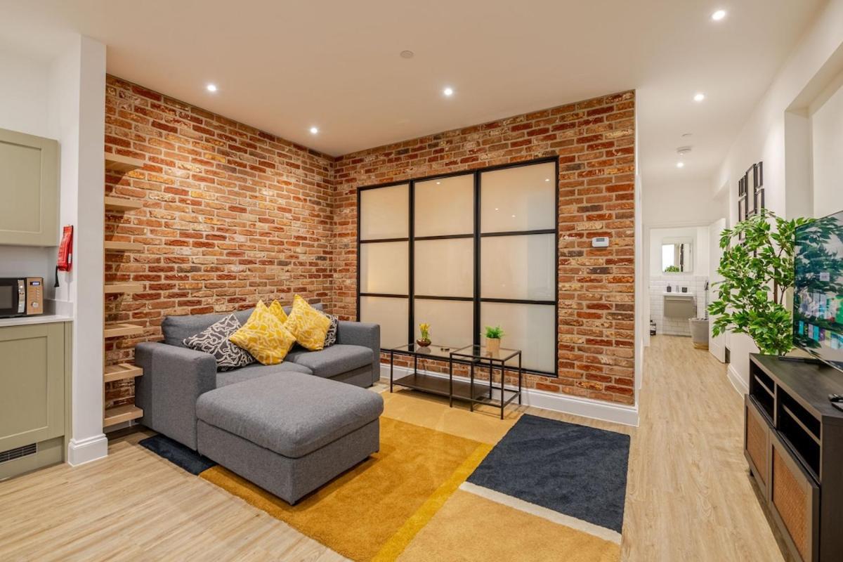 Brand New Apt - Beach Breeze Spacious 1-Bedroom Apartment With Parking - Sleeps 4 Ppl- Internet Bournemouth Exterior photo