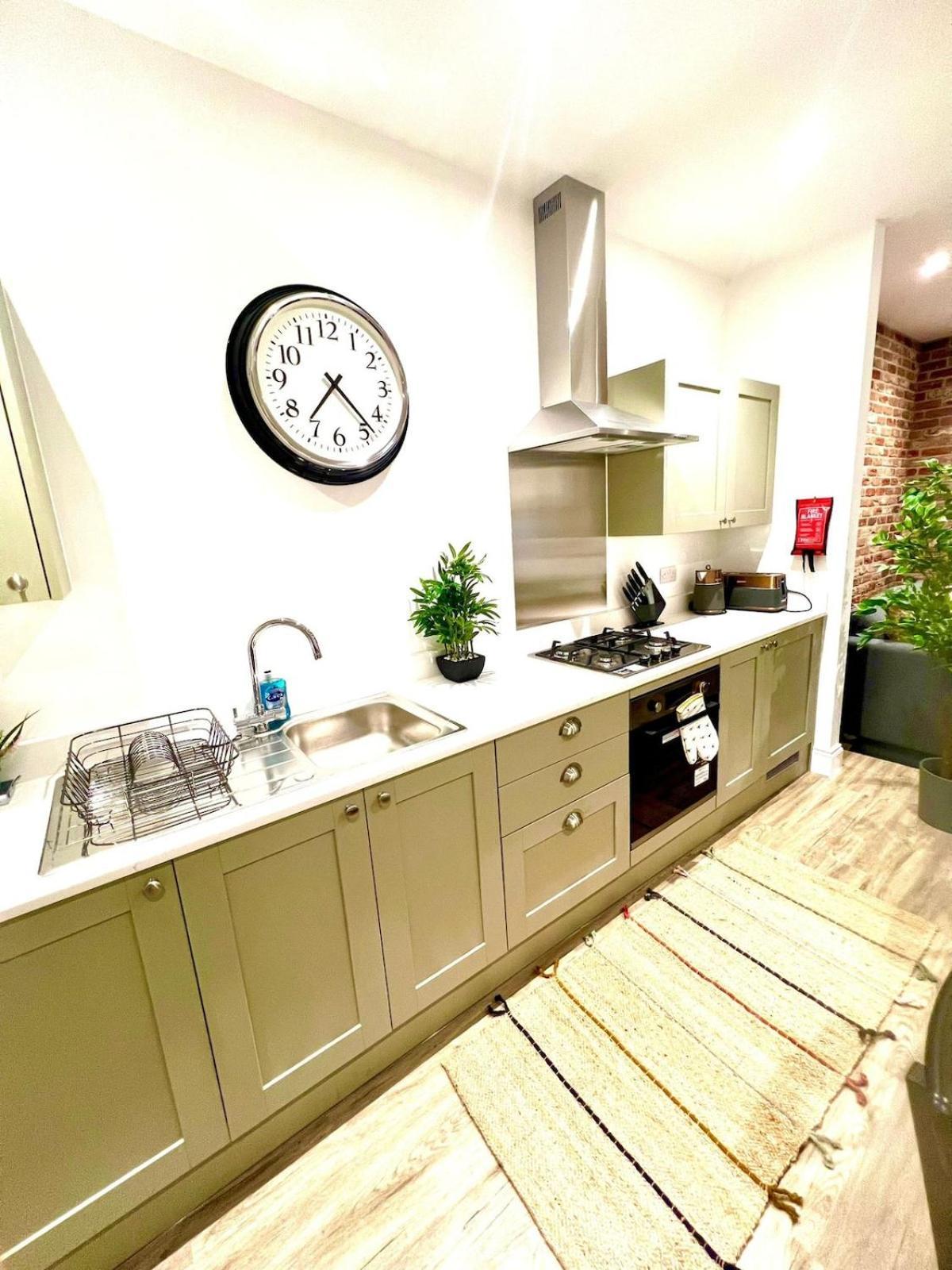 Brand New Apt - Beach Breeze Spacious 1-Bedroom Apartment With Parking - Sleeps 4 Ppl- Internet Bournemouth Exterior photo