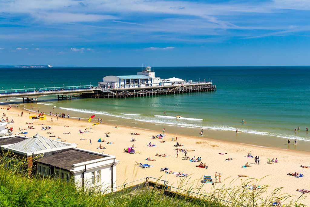 Brand New Apt - Beach Breeze Spacious 1-Bedroom Apartment With Parking - Sleeps 4 Ppl- Internet Bournemouth Exterior photo