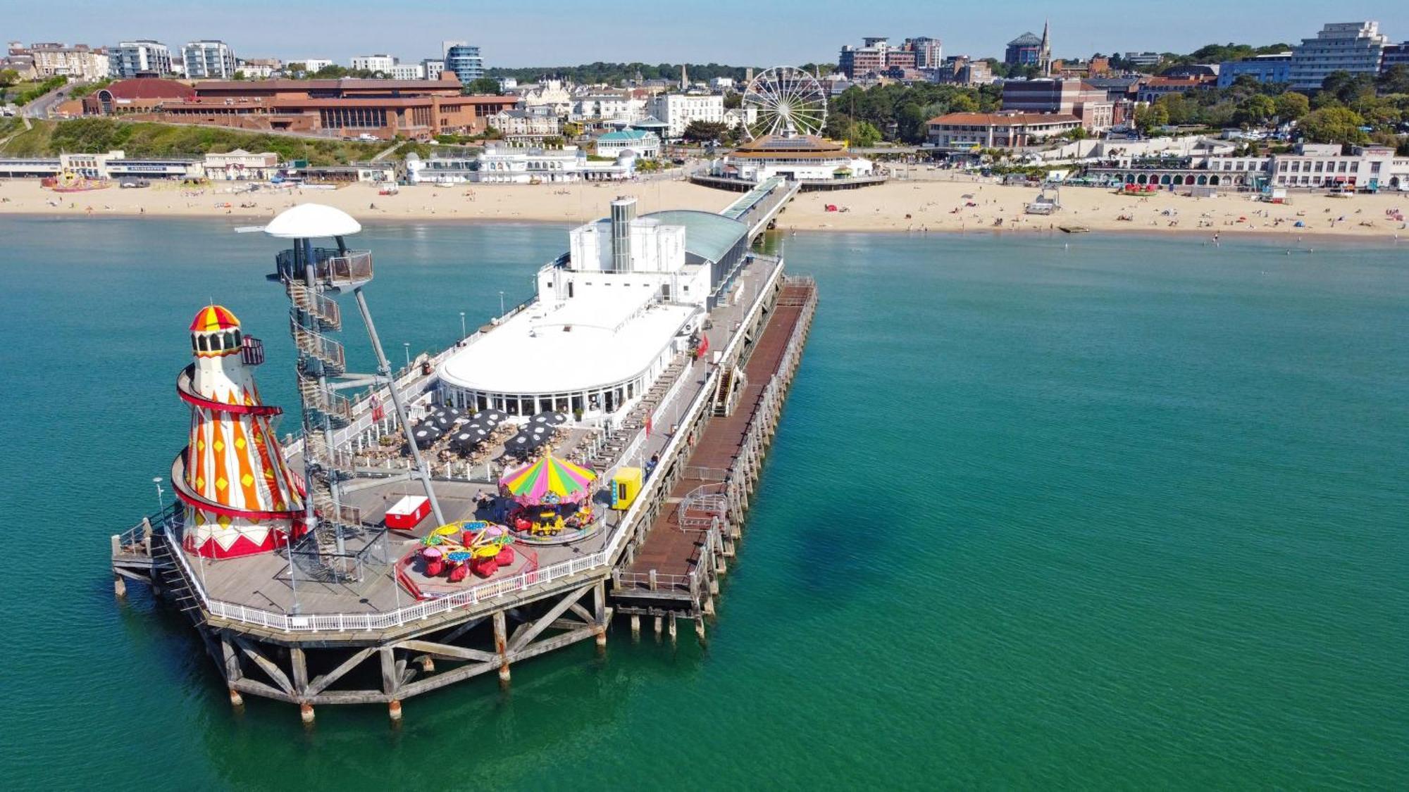 Brand New Apt - Beach Breeze Spacious 1-Bedroom Apartment With Parking - Sleeps 4 Ppl- Internet Bournemouth Exterior photo